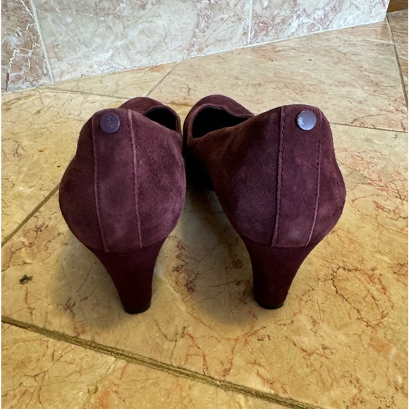 Easy Spirit size 8 W burgundy / wine suede pumps - Picture 3 of 14